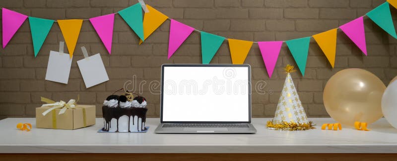 Festeggiamenti online con torte per notebook e decorazioni fotografia stock