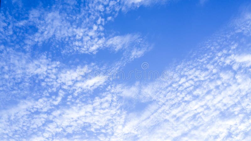 Festes Clounds, das auf blauer Himmel-rechter Seite des Rahmens sich bildet Klarer blauer Himmel und Wolken Starke Wolken und hel stockbilder Festes Clounds, das auf blauer Himmel-rechter Seite des Rahmens sich bildet Klarer blauer Himmel und Wolken Starke Wolken und hel stockbilder