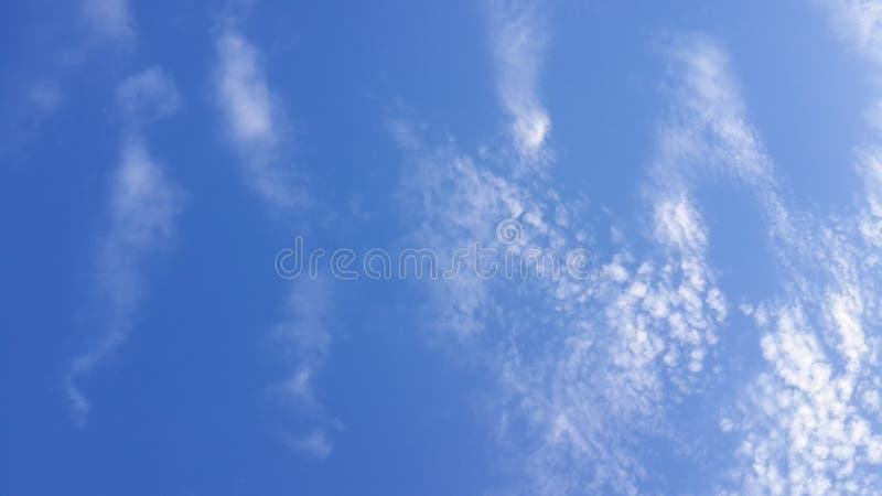 Festes Clounds, das auf blauer Himmel-rechter Seite des Rahmens sich bildet Klarer blauer Himmel und Wolken Starke Wolken und hel lizenzfreies stockbild Festes Clounds, das auf blauer Himmel-rechter Seite des Rahmens sich bildet Klarer blauer Himmel und Wolken Starke Wolken und hel lizenzfreies stockbild