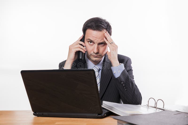 Festgelegte schlechte Nachrichten des Angestellten am Telefon stockfoto Festgelegte schlechte Nachrichten des Angestellten am Telefon stockfoto