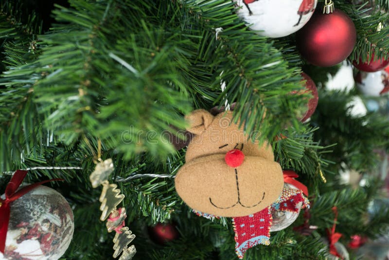 Festieve versiering: Het is kersttijd in huis stock afbeelding Festieve versiering: Het is kersttijd in huis stock afbeelding