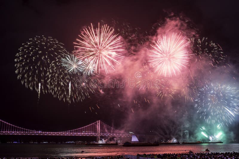 Festival 2016 de feux d'artifice de Busan - pyrotechnie de nuit photo stock Festival 2016 de feux d'artifice de Busan - pyrotechnie de nuit photo stock
