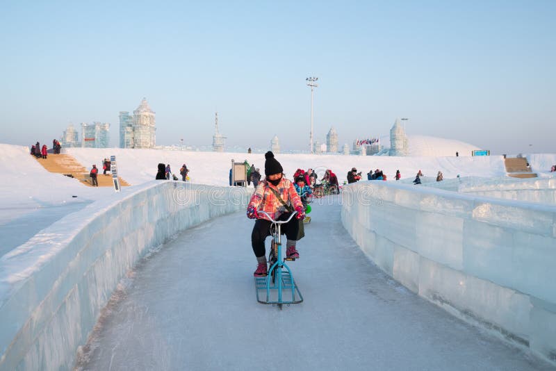 Festival 2018 de glace de Harbin - monte des bâtiments de glace et de neige de vélo de glace, amusement, sledging, nuit, porcelai photographie stock libre de droits Festival 2018 de glace de Harbin - monte des bâtiments de glace et de neige de vélo de glace, amusement, sledging, nuit, porcelai photographie stock libre de droits