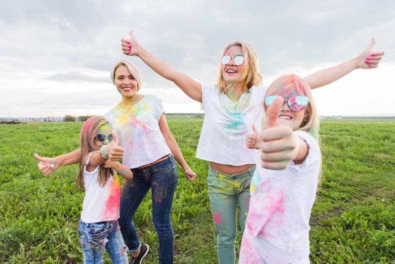 Festival de Holi, días de fiesta y concepto de la felicidad - las adolescencias jovenes y las mujeres en colores se divierten al fotos de archivo Festival de Holi, días de fiesta y concepto de la felicidad - las adolescencias jovenes y las mujeres en colores se divierten al fotos de archivo