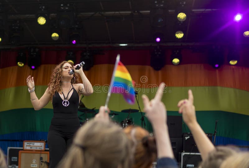 Festival de la fierté le 19 août 2017 LGBT de Doncaster, Donna Ramsdale, Jess images stock Festival de la fierté le 19 août 2017 LGBT de Doncaster, Donna Ramsdale, Jess images stock