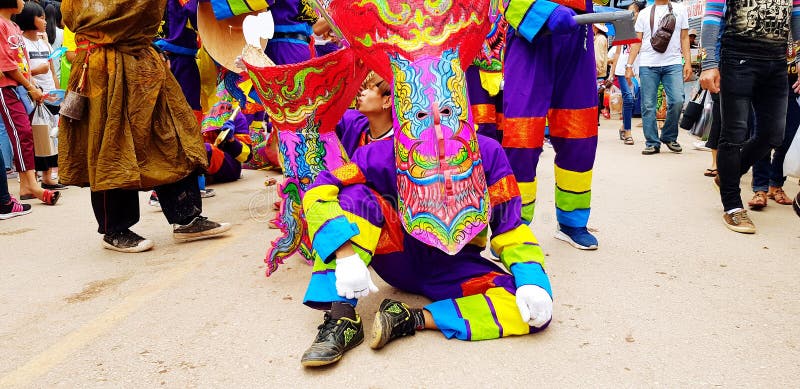 Festival de Phi Ta Khon o de fantasma La gente local la máscara colorida del vestido hizo y el llevar y del fantasma para la cult imagenes de archivo Festival de Phi Ta Khon o de fantasma La gente local la máscara colorida del vestido hizo y el llevar y del fantasma para la cult imagenes de archivo