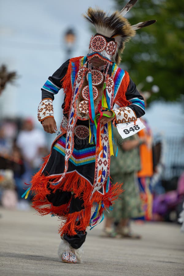 Baile Tribal Del Festival Indio Del Nativo Americano Foto de archivo