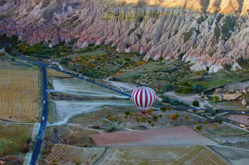 Festival des montgolfières en cappadoce. vue aérienne du ballon d'atterrissage sur la vallée après le vol du matin. concept de voyage et de tourisme