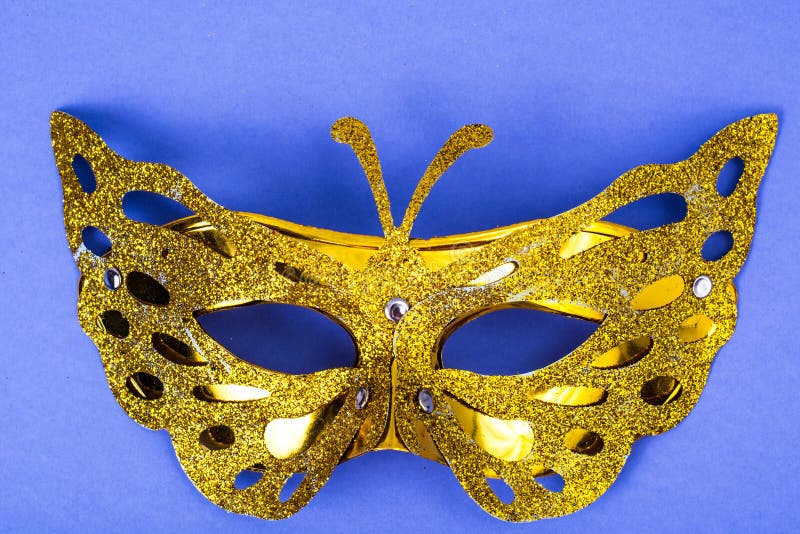 Festival di Mardi Gras Maschera veneziana di carnevale di travestimento lussuoso su fondo porpora immagine stock libera da diritti Festival di Mardi Gras Maschera veneziana di carnevale di travestimento lussuoso su fondo porpora immagine stock libera da diritti