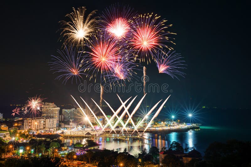 Festival dos fogos-de-artifício da contagem regressiva da praia de Bangsan imagens de stock royalty free
