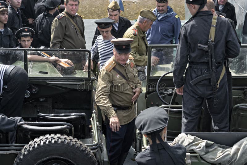 Festival histórico de la Segunda Guerra Mundial en Samara, el 26 de julio de 2015 Agrupe Jung y la infantería del ejército rojo e fotos de archivo libres de regalías Festival histórico de la Segunda Guerra Mundial en Samara, el 26 de julio de 2015 Agrupe Jung y la infantería del ejército rojo e fotos de archivo libres de regalías