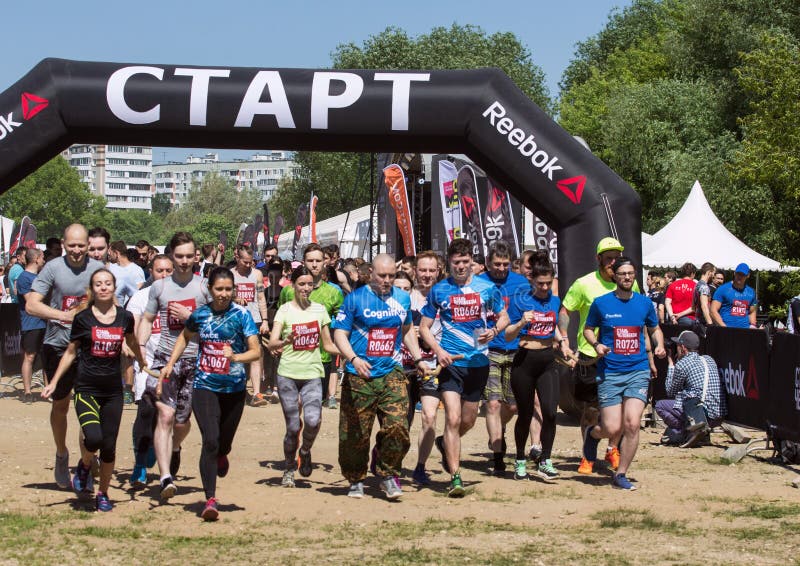 Festival von Eignung über Reebok in Moskau-Park Läufer schließen oben auf Anfangslinie am Festival Sportlebensstil in der Stadt stockfotografie Festival von Eignung über Reebok in Moskau-Park Läufer schließen oben auf Anfangslinie am Festival Sportlebensstil in der Stadt stockfotografie