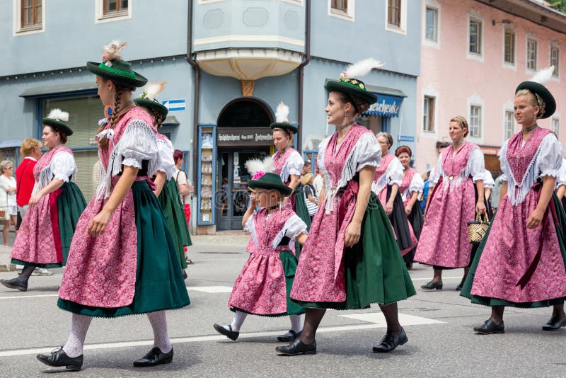 Festivalen med ståtar av fanfar och folk i traditonaldräkter arkivfoto Festivalen med ståtar av fanfar och folk i traditonaldräkter arkivfoto