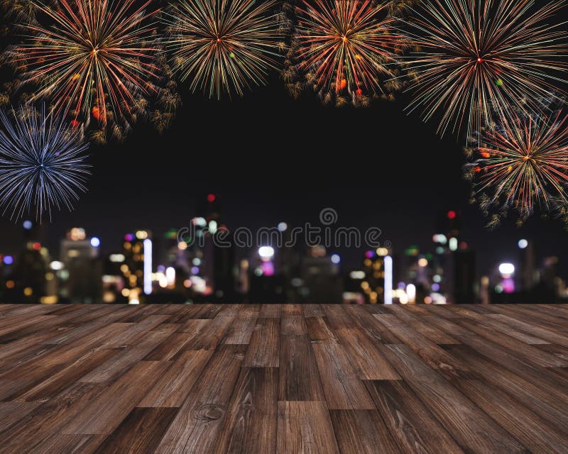 Festivalvuurwerk bij nacht in de stad, houten vloer met Bokeh-lichten van de bouw bij nacht Voor Vakantiefestival, Nieuwe jaren e royalty-vrije stock foto's Festivalvuurwerk bij nacht in de stad, houten vloer met Bokeh-lichten van de bouw bij nacht Voor Vakantiefestival, Nieuwe jaren e royalty-vrije stock foto's
