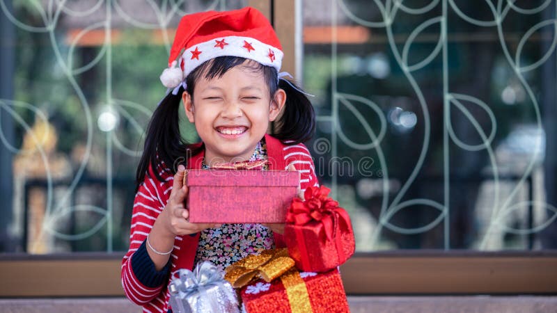 https://thumbs.dreamstime.com/b/festive-asian-little-girl-holding-opening-gift-home-style-195828418.jpg
