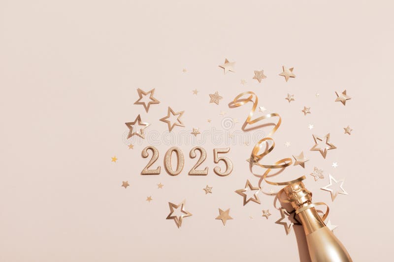 Festive christmas och nyårssammansättning med konetti-stjärnor för guldchampagneflaskor och nummer 2025. plana royaltyfri bild