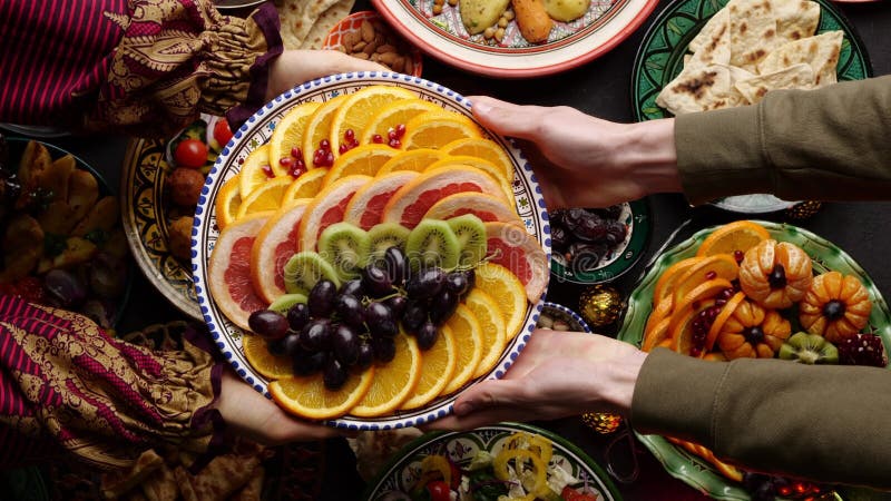 Festividad musulmana. amigos y familia cocinan para compartir y disfrutar de la cocina tradicional del eid almacen de metraje de vídeo