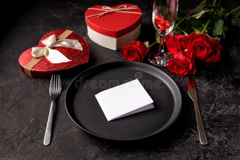 Festività Del Giorno Di San Valentino O Del Giorno Di Nascita Concetto Di  Cena Con Una Scatola Regalo a Forma Di Matte Nera Vuota Immagine Stock -  Immagine di giorno, celebrazione: 209315149