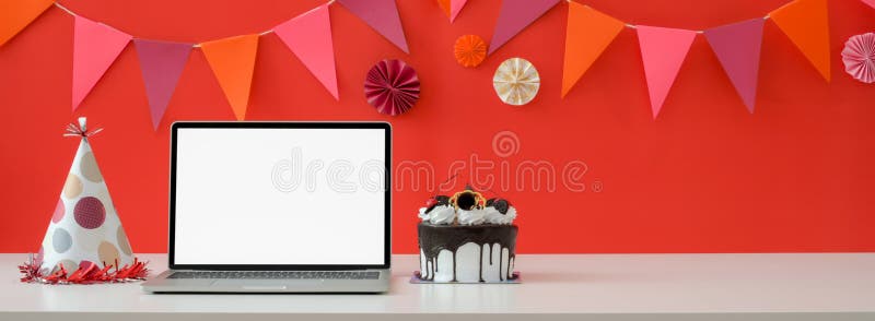 Festività di compleanno online con torte per notebook su schermo bianco e spazio per la copia immagini stock libere da diritti