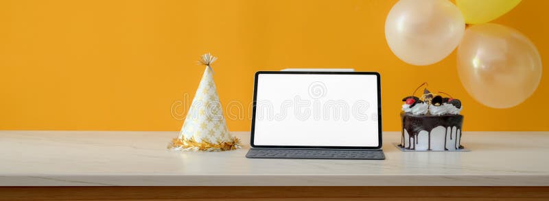 Festività online con tavoletta vuota per la torta di biglietti da visita e il cappello di festa sulla tavola bianca fotografie stock