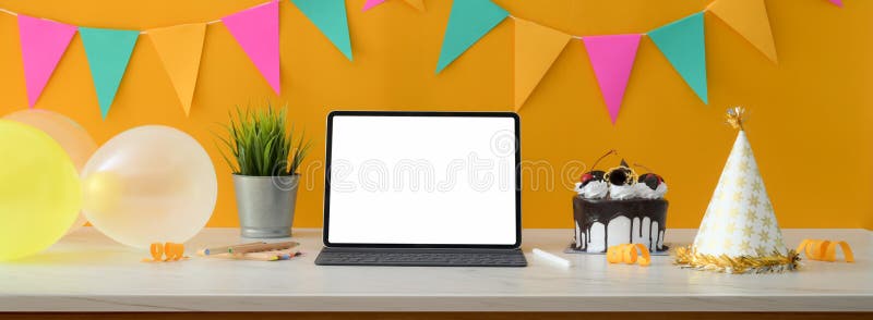 Festività online con tavolette e decorazioni in bianco immagine stock libera da diritti
