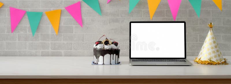 Festività online con torta di compleanno a schermo bianco e spazio di copia su tavolo bianco fotografie stock