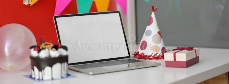 Festività online con torte e decorazioni per notebook su schermo bianco fotografie stock libere da diritti