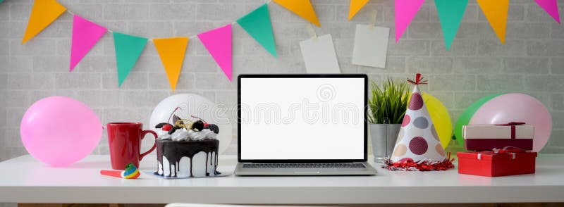 Festività online con torte e decorazioni per notebook su schermo bianco fotografia stock libera da diritti