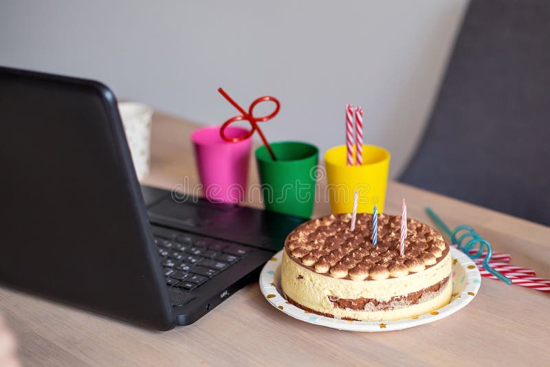 Festività online di compleanno blocco appunti e torta di compleanno. immagine stock