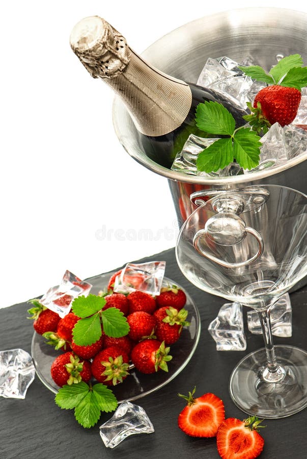 Festliche Anordnung Mit Flasche Champagner Und Erdbeeren Stockbild ...