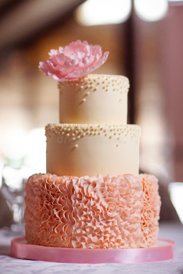 Festliche Hochzeitstorte von einigen Reihen lizenzfreies stockbild Festliche Hochzeitstorte von einigen Reihen lizenzfreies stockbild