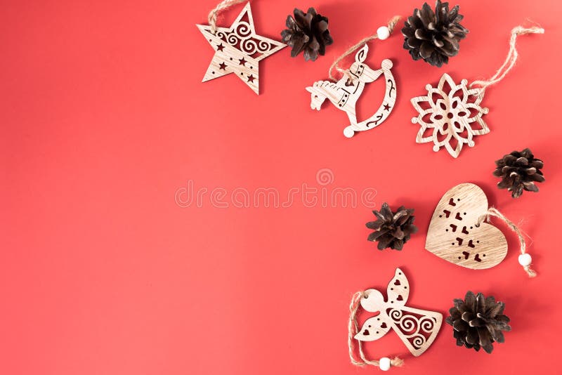 Festliche kleine hölzerne Weihnachtsspielzeuge und -kons über dem roten Hintergrund mit Kopierplatz für Text- und Weihnachtsdekor stockfoto Festliche kleine hölzerne Weihnachtsspielzeuge und -kons über dem roten Hintergrund mit Kopierplatz für Text- und Weihnachtsdekor stockfoto