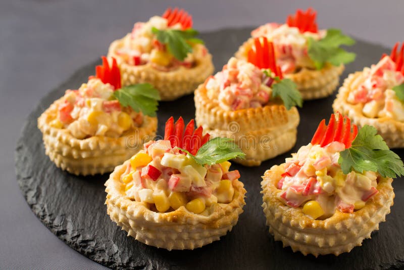 Festlicher Aperitifvol-au-vent Mit Geflügelsalat, Gemüsepaprika ...