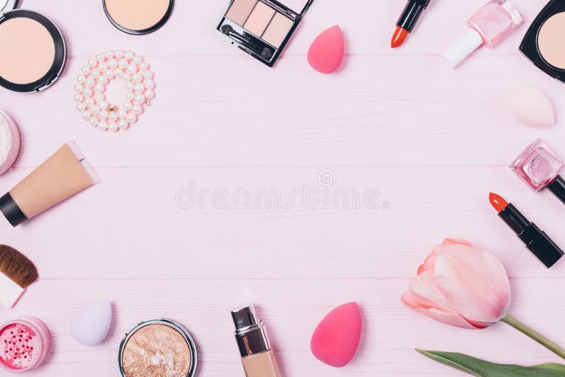 Festlicher flacher Plan von dekorativen weiblichen Kosmetik lizenzfreies stockfoto