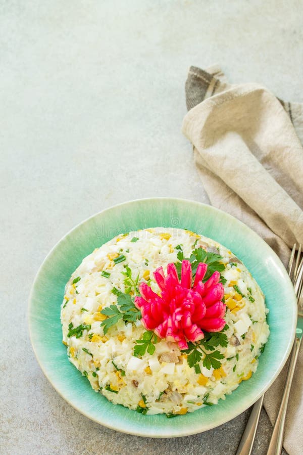 Festlicher Salat -pilzen Reiszwiebeleimais Und Stockbild - Bild von ...