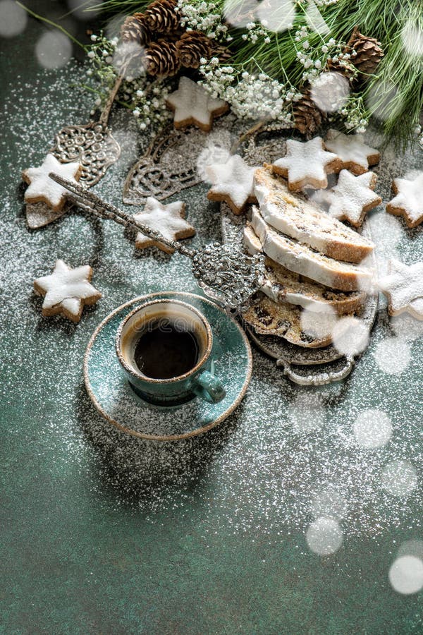 Festlicher Tischschmuck der Weihnachtskuchen Stollen-Kaffee-Plätzchen stockfoto