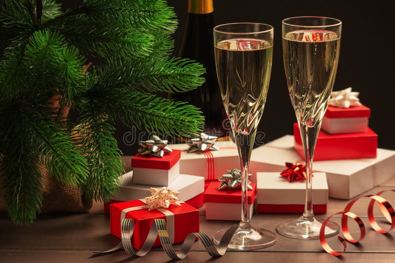 Festlicher Weihnachtsabend Zwei Gläser Champagner, viele Geschenkboxen mit Bögen und dekorative Bänder stockfoto Festlicher Weihnachtsabend Zwei Gläser Champagner, viele Geschenkboxen mit Bögen und dekorative Bänder stockfoto