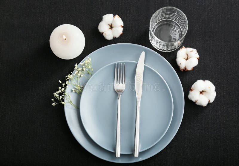 Festliches Gedeck mit Baumwollblumen auf dunklem Hintergrund stockbild Festliches Gedeck mit Baumwollblumen auf dunklem Hintergrund stockbild