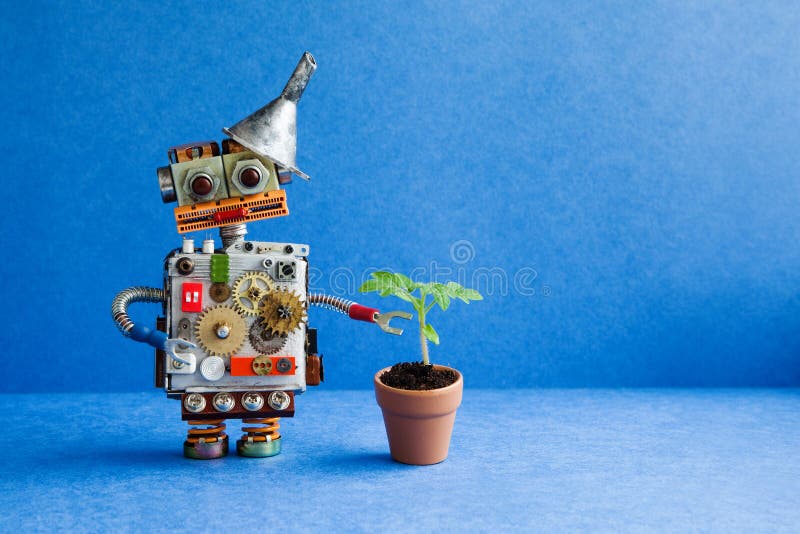 Festlig robot med en liten grön groddväxt i en lerablomkruka Organiskt ecolivbegrepp Blå bakgrund, kopia royaltyfri foto Festlig robot med en liten grön groddväxt i en lerablomkruka Organiskt ecolivbegrepp Blå bakgrund, kopia royaltyfri foto
