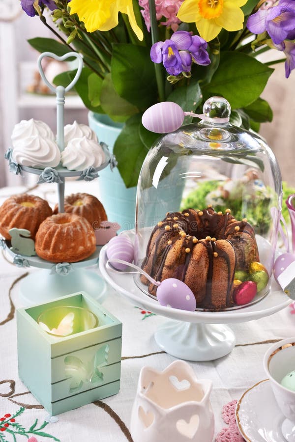 Festlig tabellgarnering för påsk med vårblommor och bakelser royaltyfri fotografi Festlig tabellgarnering för påsk med vårblommor och bakelser royaltyfri fotografi
