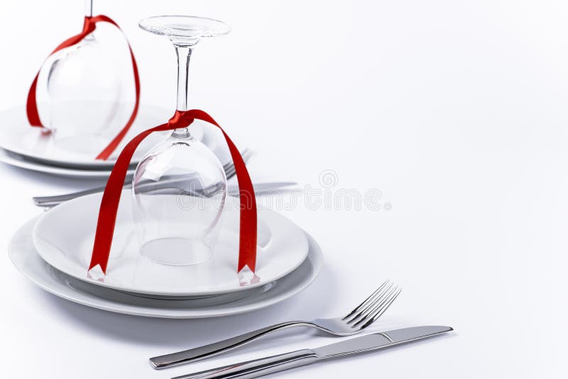 Festlig tabelluppsättning med exponeringsglas och bestick på vit backgroun fotografering för bildbyråer Festlig tabelluppsättning med exponeringsglas och bestick på vit backgroun fotografering för bildbyråer