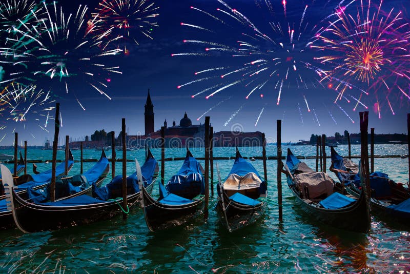 Festliga fyrverkerier. Stor kanal. Venedig royaltyfri bild Festliga fyrverkerier. Stor kanal. Venedig royaltyfri bild