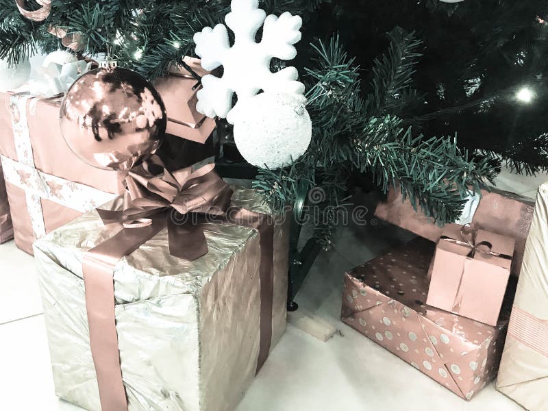Festliga färgrika härliga skinande gåvaaskar, garneringar under det gröna trädet för jul med visare och filialer, leksaker arkivfoto Festliga färgrika härliga skinande gåvaaskar, garneringar under det gröna trädet för jul med visare och filialer, leksaker arkivfoto