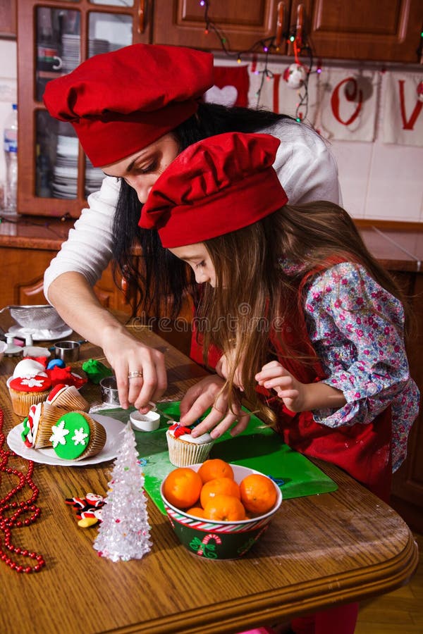 Festliga röda muffin för pepparmint för efterrätt för matställe för förklädejulparti skummar socker som strilar chefen för kocken fotografering för bildbyråer Festliga röda muffin för pepparmint för efterrätt för matställe för förklädejulparti skummar socker som strilar chefen för kocken fotografering för bildbyråer