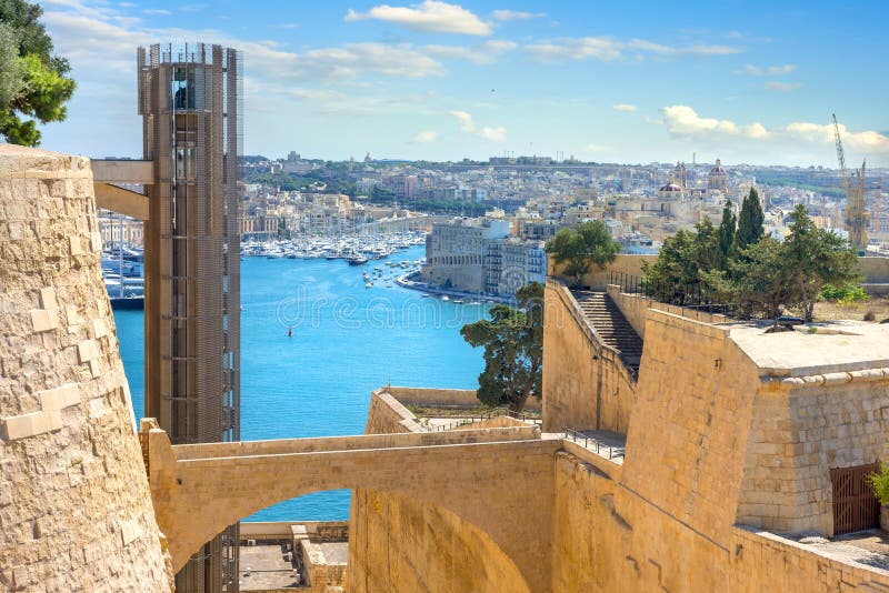 Festungsmauern mit modernem Aufzug und schöner Aussicht auf den Grand Harbour in Valletta Malta, Europa lizenzfreie stockbilder