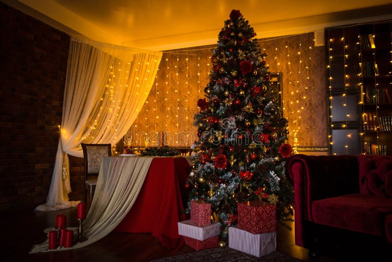 Festões interiores das luzes da casa do feriado da árvore de Natal, e decorações da casa imagens de stock royalty free Festões interiores das luzes da casa do feriado da árvore de Natal, e decorações da casa imagens de stock royalty free