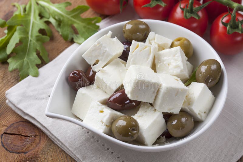 Cubed syrom feta, olivami.