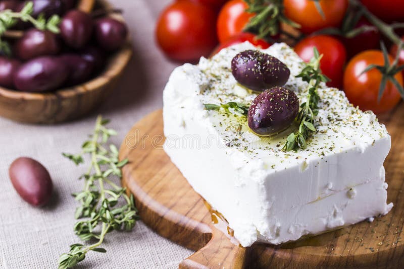 Feta grego do queijo com tomilho e azeitonas