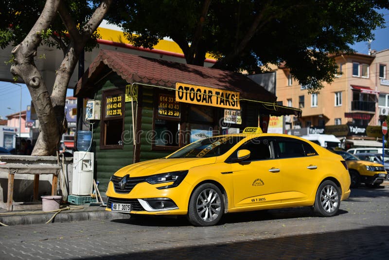 Fethiye/Турция - 10 04 18: Кабина Renault Megane припаркованная около офиса такси стоковые изображения rf Fethiye/Турция - 10 04 18: Кабина Renault Megane припаркованная около офиса такси стоковые изображения rf