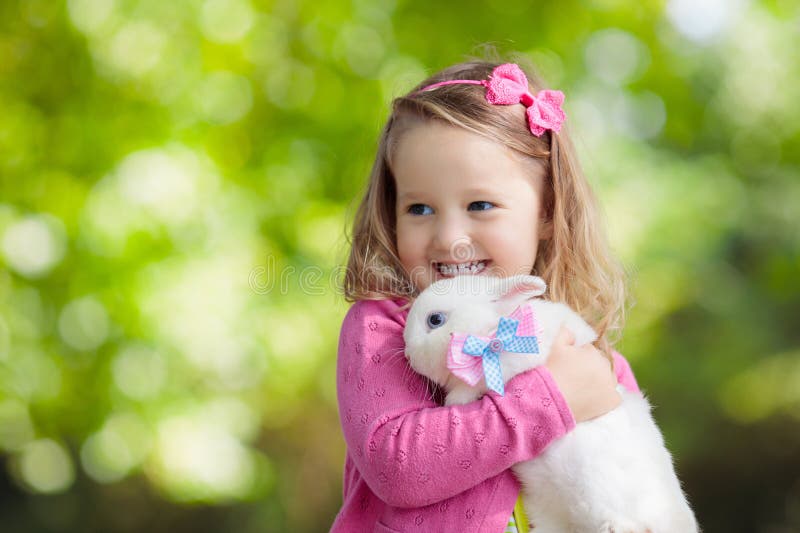 Fetiță care se joacă cu iepurele royalty free stock photos